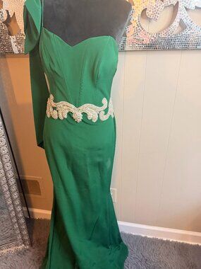 💚✨ Emerald Green One-Shoulder Gown 💎 Rhinestone Waist Detail Formal Dress 12